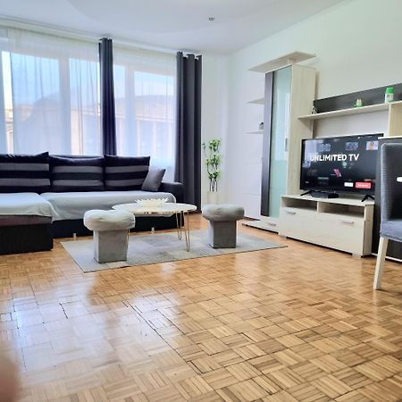 Chic Sanctuary One-Bedroom Retreat With Spectacular Landmark Views Of The Concert Hall Βουκουρέστι Εξωτερικό φωτογραφία
