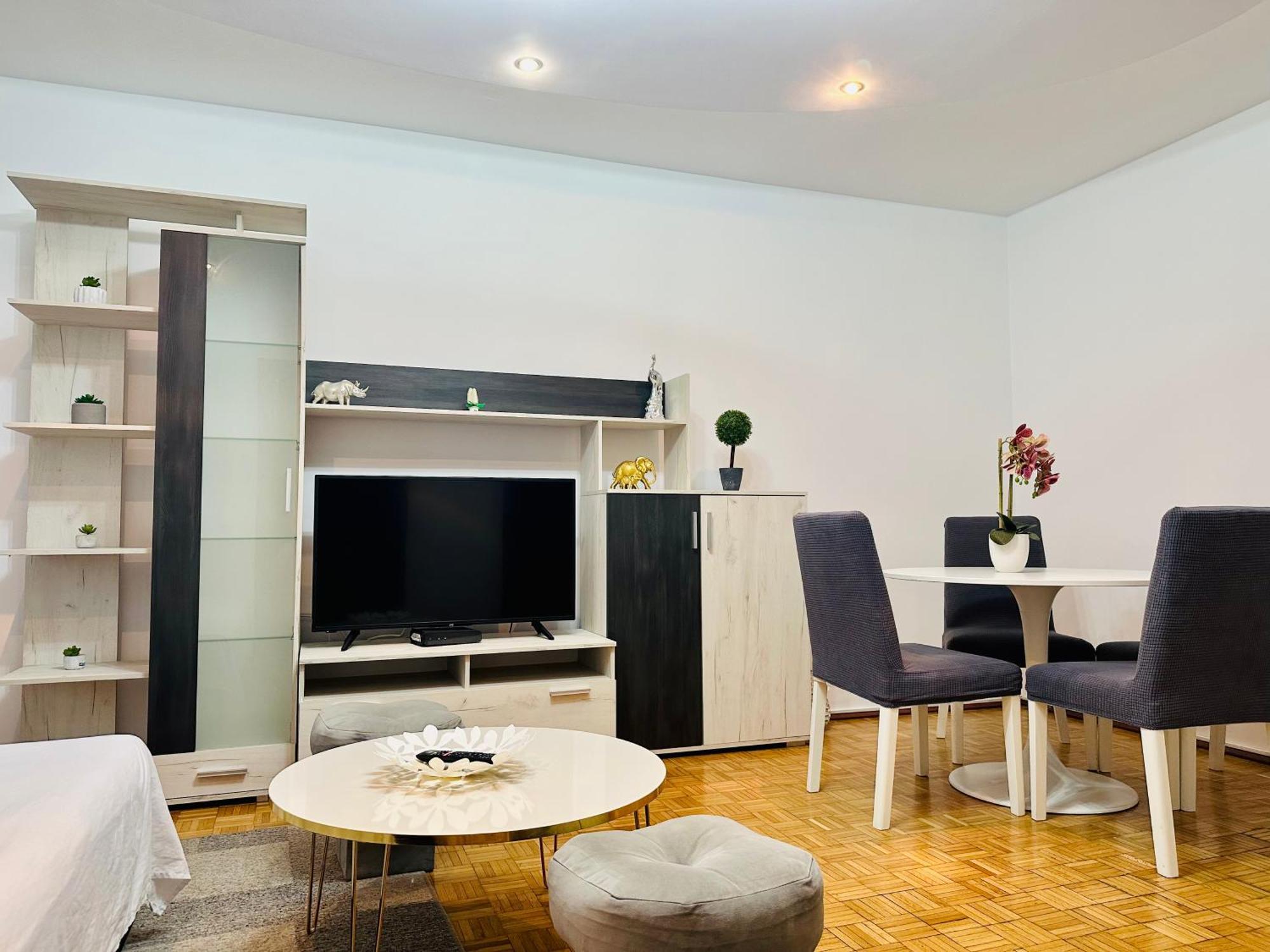 Chic Sanctuary One-Bedroom Retreat With Spectacular Landmark Views Of The Concert Hall Βουκουρέστι Εξωτερικό φωτογραφία