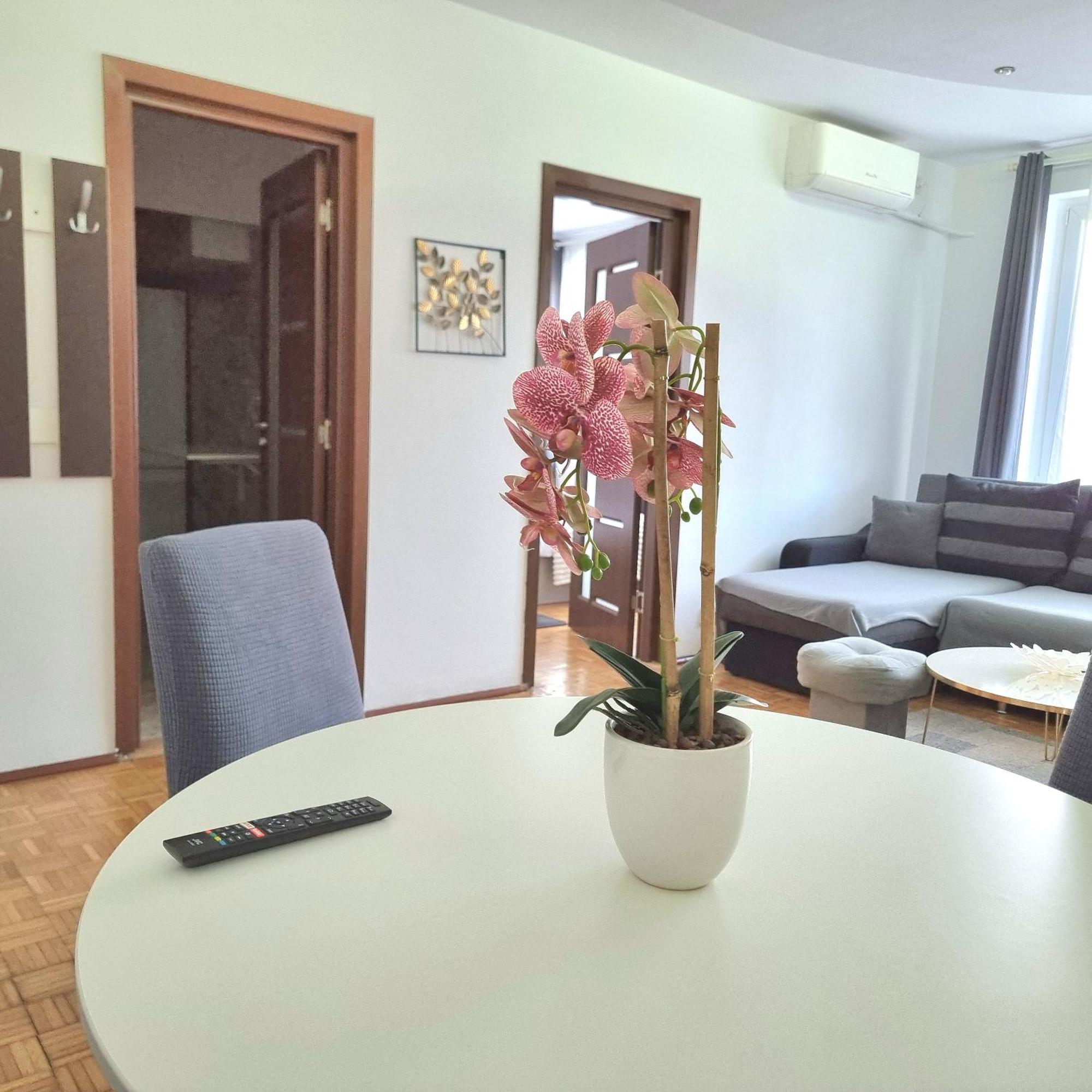 Chic Sanctuary One-Bedroom Retreat With Spectacular Landmark Views Of The Concert Hall Βουκουρέστι Εξωτερικό φωτογραφία