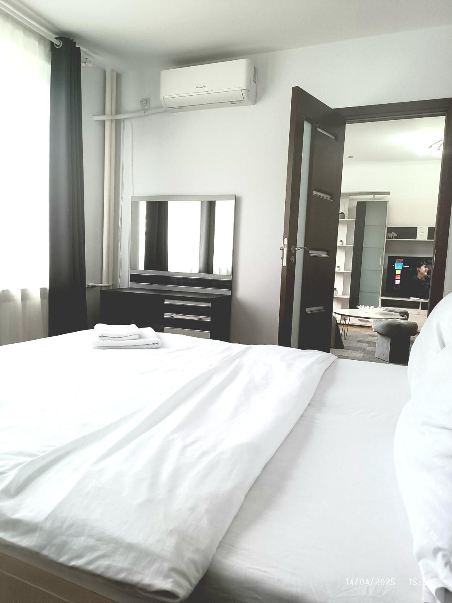 Chic Sanctuary One-Bedroom Retreat With Spectacular Landmark Views Of The Concert Hall Βουκουρέστι Εξωτερικό φωτογραφία