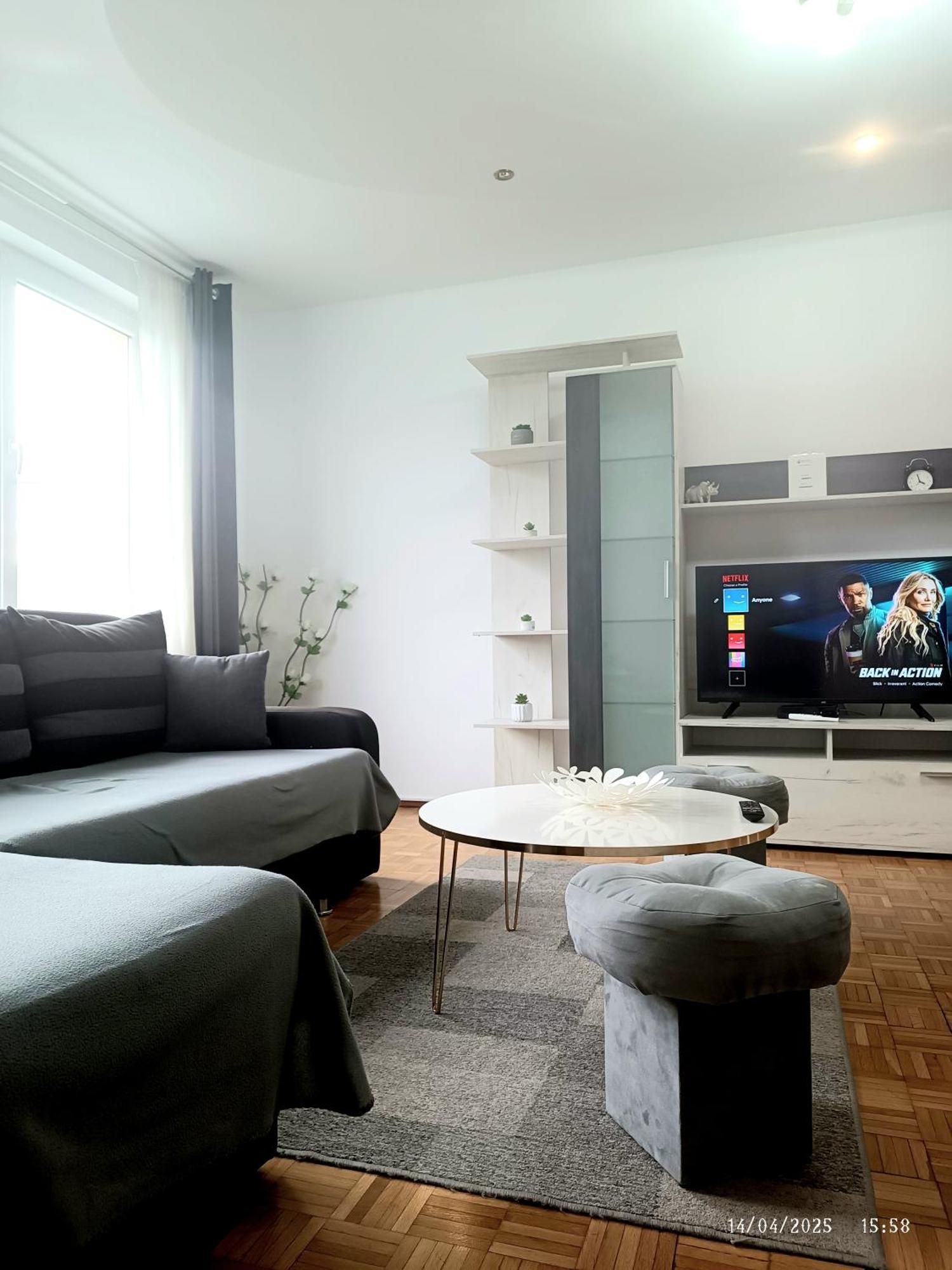 Chic Sanctuary One-Bedroom Retreat With Spectacular Landmark Views Of The Concert Hall Βουκουρέστι Εξωτερικό φωτογραφία