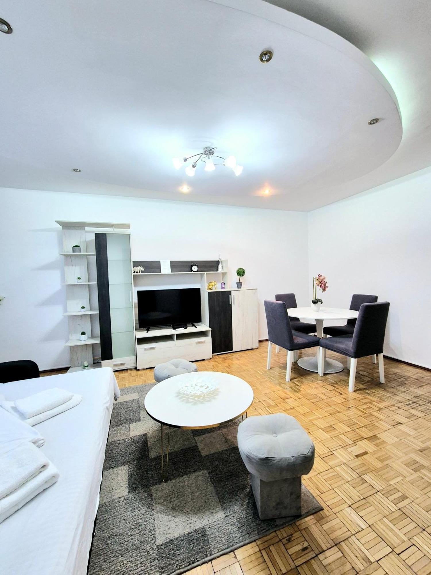 Chic Sanctuary One-Bedroom Retreat With Spectacular Landmark Views Of The Concert Hall Βουκουρέστι Εξωτερικό φωτογραφία