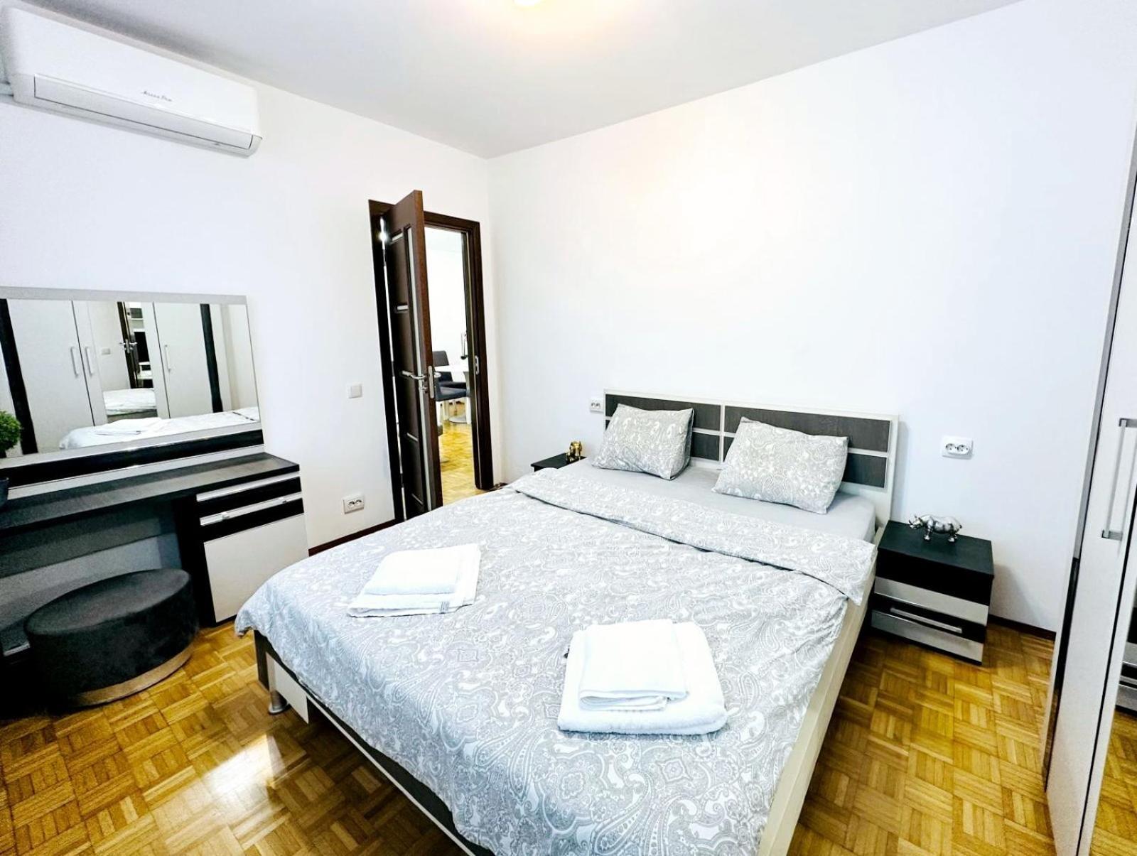 Chic Sanctuary One-Bedroom Retreat With Spectacular Landmark Views Of The Concert Hall Βουκουρέστι Εξωτερικό φωτογραφία