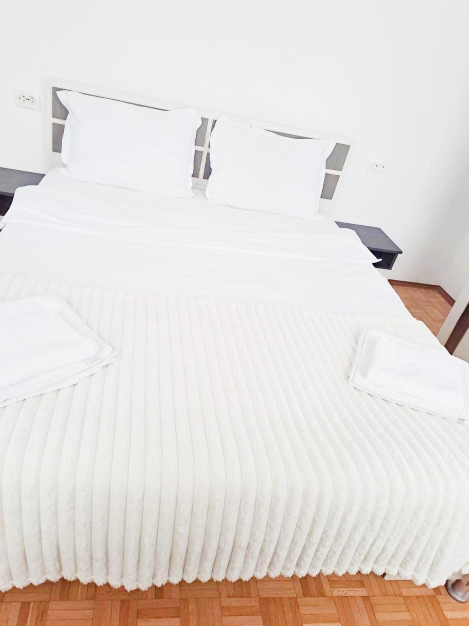 Chic Sanctuary One-Bedroom Retreat With Spectacular Landmark Views Of The Concert Hall Βουκουρέστι Εξωτερικό φωτογραφία